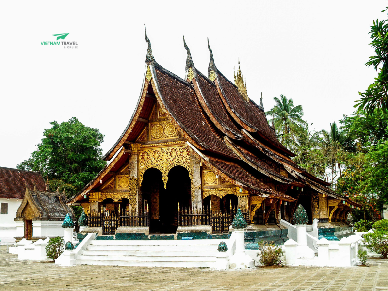 ESSENTIAL LAOS